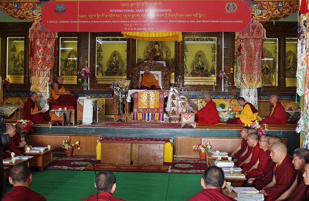 རྒྱལ་སྤྱིའི་རྗེ་ཙོང་ཁ་པའི་ལོ་འཁོར་རྗེས་དྲན་ཞུ་བའི་མཛད་རིམ་ཐོག་དབུ་མའི་སྐོར་བགྲོ་གླེང་།