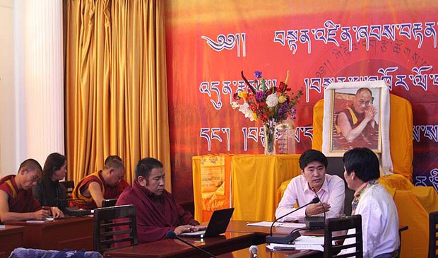 བཙོན་ཁང་ནང་ཡོད་པའི་རྩོམ་པ་པོ་ཁག་གི་ངོ་སྤྲོད།