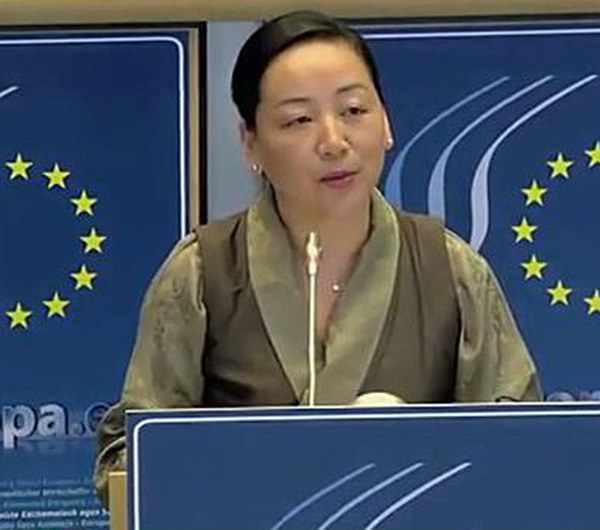 ཨོ་སི་ཊེ་ལི་ཡའི་ནང་མཛད་འཆར་སྐྱོང་བཞིན་པ།