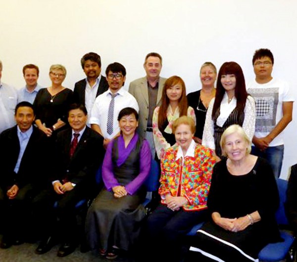  ཨོ་སི་ཊེ་ལི་ཡའི་ནང་མཛད་འཆར་སྐྱོང་བཞིན་པ།