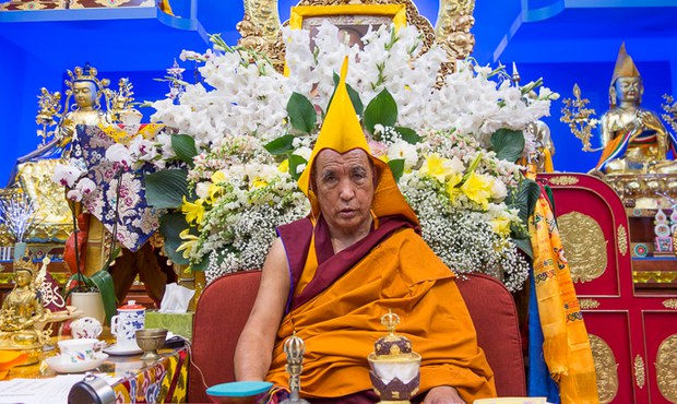 དགའ་ལྡན་ཁྲི་རིན་པོ་ཆེ་མཆོག་གིས་དགའ་ལྡན་བྱང་རྩེ་གྲྭ་ཚང་གི་དགེ་འདུན་པ་རྣམས་ལ་བཀའ་སློབ་གནང་པ།
