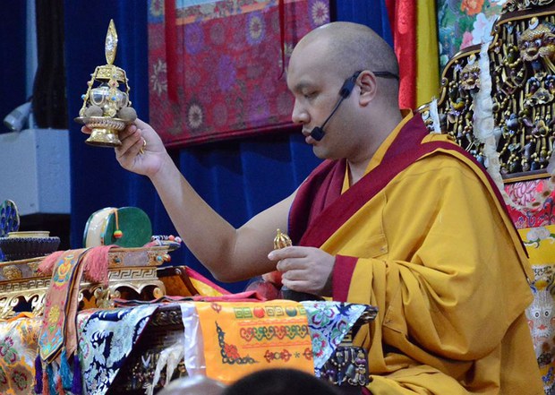 རྒྱལ་དབང་ཀརྨ་པ་མཆོག་ནས་གསུང་ཆོས་སྩལ་བ།