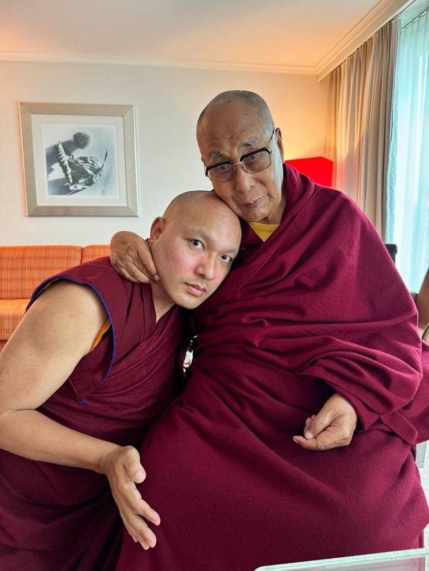 ༧དཔལ་རྒྱལ་དབང་༧ཀརྨ་པ་ཨོ་རྒྱན་འཕྲིན་ལས་རྡོ་རྗེ་མཆོག་སུད་སིར་ཆིབས་སྒྱུར་གྱིས་སྤྱི་ནོར་༧གོང་ས་༧སྐྱབས་མགོན་ཆེན་པོ་མཆོག་ལ་མཇལ་བཅར་ཞུས་ཡོད་པ།