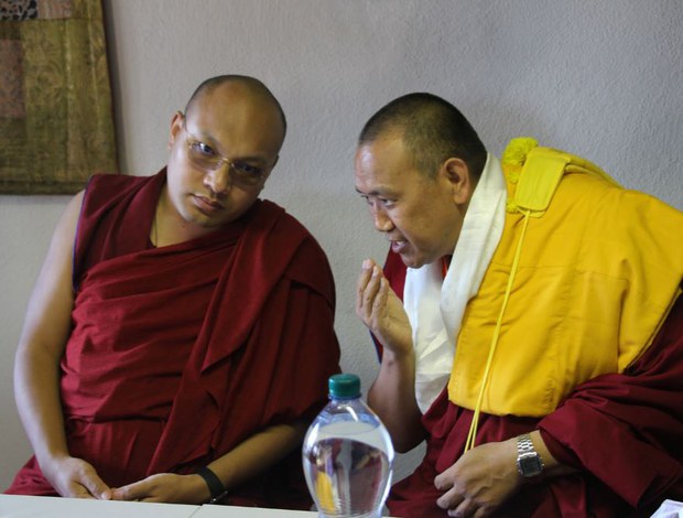 རི་ཀོན་ཆོས་འཁོར་དགོན་དུ་ཞབས་སོར་འཁོད་པ། རི་ཀོན་ཆོས་འཁོར་དགོན་དུ་ཞབས་སོར་འཁོད་པ།