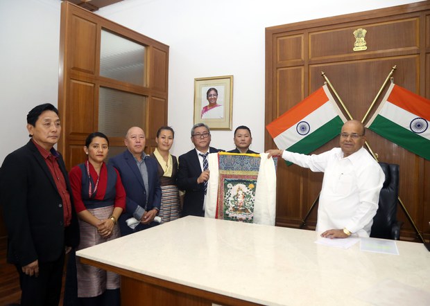 ལྷོ་ཕྱོགས་ཁུལ་དུ་ཡོད་པའི་བོད་མིའི་གཞིས་ཆགས་ཆེ་ཁག་ལྔ་ལ་རོགས་དངུལ་ས་ཡ་སུམ་ཅུ་ཙམ་གནང་ཡོད་པ།