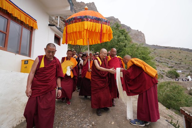 ཀུན་བདེ་གླིང་རིན་པོ་ཆེ་མཆོག་ནས་ལ་དྭགས་སུ་མཛད་འཕྲིན།