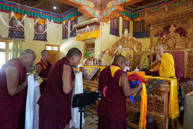 ཀུན་བདེ་གླིང་རིན་པོ་ཆེ་མཆོག་གིས་ལ་དྭགས་ནུབ་ར་ཁུལ་དུ་འཚམས་གཟིགས་དང་བཀའ་སློབ་གནང་བ།