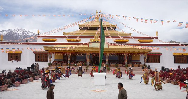 ལ་དྭགས་ཡོངས་ཀྱི་དགོན་སྤྱི་ལྷན་ཚོགས།