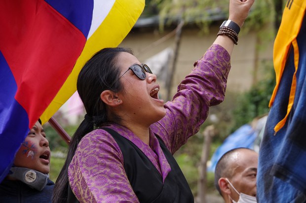 ལྷ་རྒྱལ་རི་རྣམ་རྒྱལ་སྒྲོལ་དཀར་ལགས་སུ་གཟེངས་སུ་ཐོན་པའི་བྱ་དགའ་ཐོབ་པ། ལྷ་རྒྱལ་རི་རྣམ་རྒྱལ་སྒྲོལ་དཀར་ལགས་སུ་གཟེངས་སུ་ཐོན་པའི་བྱ་དགའ་ཐོབ་པ།