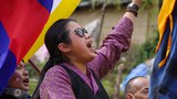 ལྷ་རྒྱལ་རི་རྣམ་རྒྱལ་སྒྲོལ་དཀར་ལགས་སུ་གཟེངས་སུ་ཐོན་པའི་བྱ་དགའ་ཐོབ་པ།