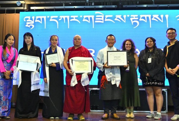 བོད་རང་བཙན་སློབ་ཕྲུག་ཚོགས་པའི་ལྷག་དཀར་གཟེངས་རྟགས་བོད་དོན་ལས་འགུལ་བ་གཉིས་དང་སྡེ་དགེའི་མི་མང་ལ་ཕུལ་འདུག