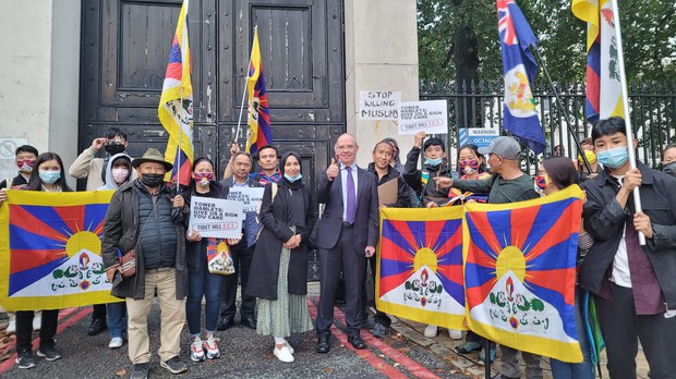 དབྱིན་ཡུལ་དུ་རྒྱ་ནག་དམར་ཤོག་གི་བྱ་འགུལ་གསལ་བཏོན་དགོས་པའི་རྔམ་སྟོན་ལས་འགུལ་སྤེལ་ཡོད་པ། དབྱིན་ཡུལ་དུ་རྒྱ་ནག་དམར་ཤོག་གི་བྱ་འགུལ་གསལ་བཏོན་དགོས་པའི་རྔམ་སྟོན་ལས་འགུལ་སྤེལ་ཡོད་པ།