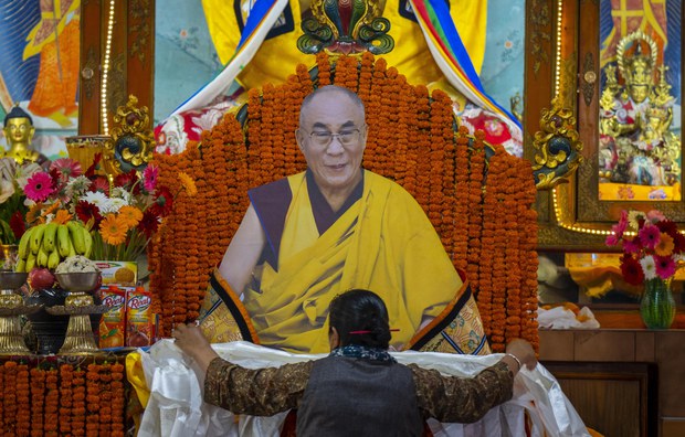 གཞུང་ཞབས་ཟུར་པ་ཚོས་འཆར་ལོའི་ནང་༧གོང་ས་༧སྐྱབས་མགོན་ཆེན་པོ་མཆོག་ལ་བརྟན་བཞུགས་འདེགས་འབུལ་ཞུ་འཆར།