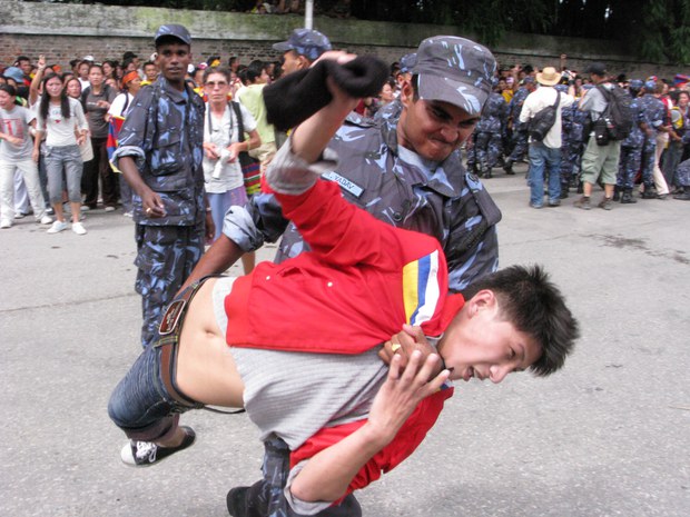 ༢༠༠༨ལོར་བལ་ཡུལ་དུ་བོད་མི་ཚོས་བོད་དོན་ལས་འགུལ་སྤེལ་སྐབས་ཉེན་རྟོག་པས་བོད་མི་ཞིག་འཛིན་བཟུང་བྱེད་བཞིན་པ། ༢༠༠༨ལོར་བལ་ཡུལ་དུ་བོད་མི་ཚོས་བོད་དོན་ལས་འགུལ་སྤེལ་སྐབས་ཉེན་རྟོག་པས་བོད་མི་ཞིག་འཛིན་བཟུང་བྱེད་བཞིན་པ།