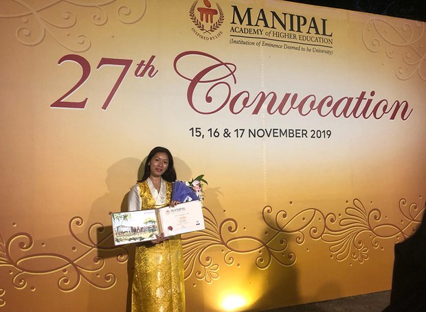 ཉི་མ་ལྷ་མོ་ལགས་སུ་མ་ནི་པལ་སྨན་ཞབས་མཐོ་སློབ་ནས་གསེར་གྱི་གཟེངས་རྟགས་ཐོབ་པ། ཉི་མ་ལྷ་མོ་ལགས་སུ་མ་ནི་པལ་སྨན་ཞབས་མཐོ་སློབ་ནས་གསེར་གྱི་གཟེངས་རྟགས་ཐོབ་པ།