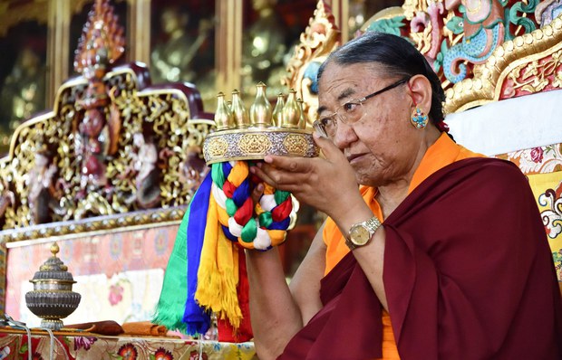 དཔལ་ས་སྐྱ་༧གོང་མ་ཁྲི་ཆེན་མཆོག་ལ་བརྟན་བཞུགས་བསྟར་འབུལ་ཞུས་པ། དཔལ་ས་སྐྱ་༧གོང་མ་ཁྲི་ཆེན་མཆོག་ལ་བརྟན་བཞུགས་བསྟར་འབུལ་ཞུས་པ།