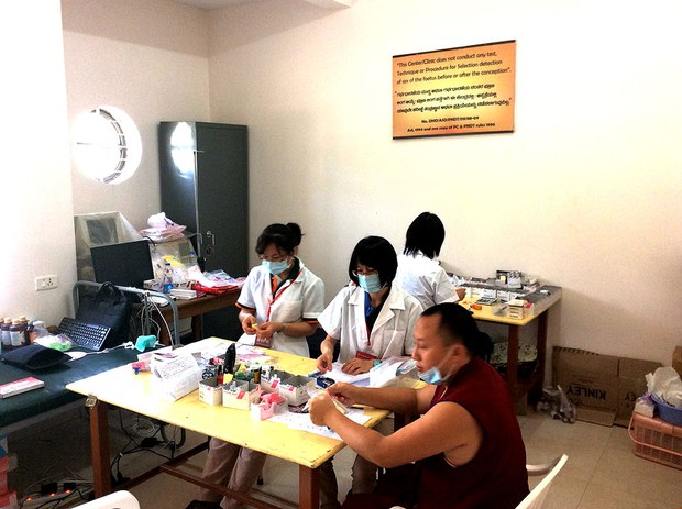 ཐེ་དབན་སྨན་པས་རིན་མེད་སྨན་བཅོས་དང་བརྟག་དཔྱད་བྱེད་པ། ཐེ་དབན་སྨན་པས་རིན་མེད་སྨན་བཅོས་དང་བརྟག་དཔྱད་བྱེད་པ།