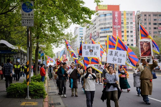 ཐེ་དབན་དུ་རྒྱ་རིགས་༡༠༠༠ལྷག་གིས་གསུམ་བཅུའི་དུས་དྲན་ནང་མཉམ་ཞུགས།