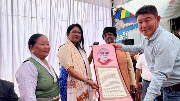 རྒྱ་གར་གྱི་གྲོས་ཚོགས་གོང་མའི་འཐུས་མི་ལྕམ་Mahua Ji མཆོག་གིས་གྲོས་ཚོགས་ནང་བོད་དོན་གླེང་སློང་གནང་རྒྱུ་ཡིན་པ་གསུངས་བ། རྒྱ་གར་གྱི་གྲོས་ཚོགས་གོང་མའི་འཐུས་མི་ལྕམ་Mahua Ji མཆོག་གིས་གྲོས་ཚོགས་ནང་བོད་དོན་གླེང་སློང་གནང་རྒྱུ་ཡིན་པ་གསུངས་བ།