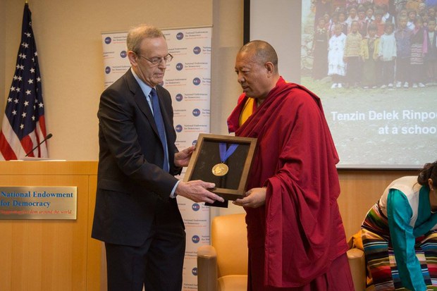 སྤྲུལ་སྐུ་བསྟན་འཛིན་བདེ་ལེགས་རིན་པོ་ཆེའི་སྤུན་ཆེ་འཇམ་དབྱངས་ཉི་མ་ལགས་གཟེངས་རྟགས་ལེན་པའི་སྐབས། སྤྲུལ་སྐུ་བསྟན་འཛིན་བདེ་ལེགས་རིན་པོ་ཆེའི་སྤུན་ཆེ་འཇམ་དབྱངས་ཉི་མ་ལགས་གཟེངས་རྟགས་ལེན་པའི་སྐབས།