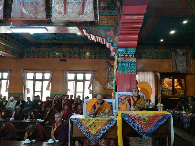 བལ་ཡུལ་ཤེལ་དཀར་ཆོས་སྡེ་དགོན་གྱི་མཁན་པོ་གསར་བའི་ཁྲི་འདོན་མཛད་སྒོ། བལ་ཡུལ་ཤེལ་དཀར་ཆོས་སྡེ་དགོན་གྱི་མཁན་པོ་གསར་བའི་ཁྲི་འདོན་མཛད་སྒོ།