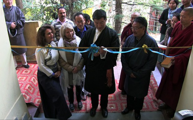 ཆབ་སྲིད་བཙོན་ཟུར་གྱི་སྡོད་ཁང་དབུ་འབྱེད། ཆབ་སྲིད་བཙོན་ཟུར་གྱི་སྡོད་ཁང་དབུ་འབྱེད།
