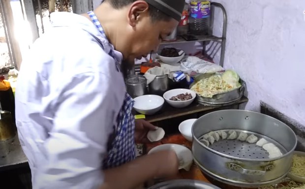 ལ་དྭགས་ནང་གི་ལྷ་ས་ཁ་ཆེའི་ཟ་ཁང་།