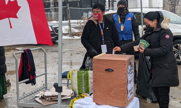 སྔོན་འགྲོའི་འོས་བསྡུ་སྔ་སྣུར་གྱིས་འཕེན་བཞིན་པ། སྔོན་འགྲོའི་འོས་བསྡུ་སྔ་སྣུར་གྱིས་འཕེན་བཞིན་པ།