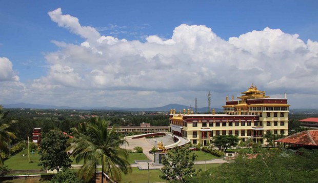 ༧གོང་ས་སྐྱབས་མགོན་ཆེན་པོ་མཆོག་གི་ཐུགས་རྗེ་བཀྲིན་ལ་བརྟེན་ནས་གདན་ས་བཀྲ་ཤིས་ལྷུན་པོ་ཡར་རྒྱས་ཕྱིན་ཡོད་པའི་སྐོར་ངོ་སྤྲོད་གནང་བ།