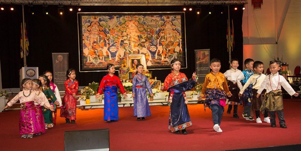 དུང་གི་ཟླ་བའི་རང་མདངས་ཞེས་པའི་རིག་རྩལ་སྤྲོ་ཚོགས།