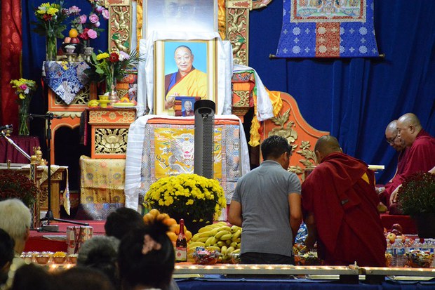 ༸སྐྱབས་རྗེ་སྨན་རི་ཁྲི་འཛིན་མཆོག་གི་ཆེད་མཆོད་འབུལ། ༸སྐྱབས་རྗེ་སྨན་རི་ཁྲི་འཛིན་མཆོག་གི་ཆེད་མཆོད་འབུལ།