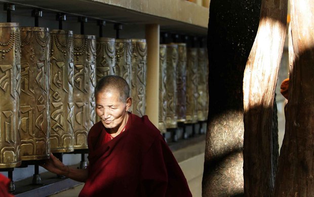ཆོས་ཕྱོགས་ཀྱི་ཞབས་རིམ་རྒྱ་ཆེར་གནང་བཞིན་པ། ཆོས་ཕྱོགས་ཀྱི་ཞབས་རིམ་རྒྱ་ཆེར་གནང་བཞིན་པ།