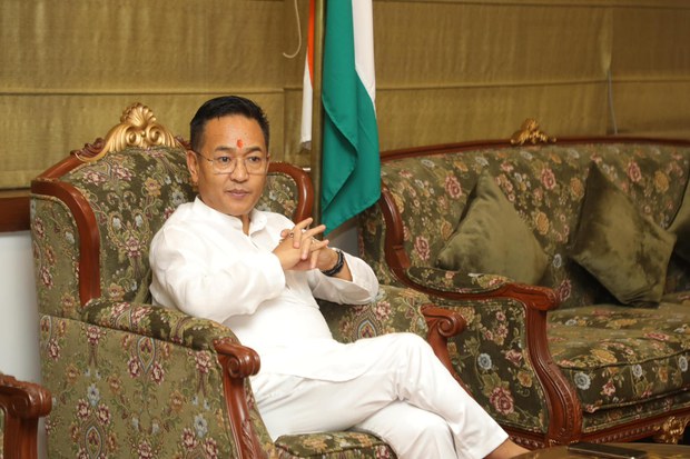 འབྲས་ལྗོངས་མངའ་སྡེའི་སྤྱི་ཁྱབ་བློན་ཆེན་མཆོག་གིས་བོད་པའི་སློབ་ཕྲུག་༤༠ཙམ་ལ་བཞུགས་སྒར་རྡ་རམ་ས་ལར་ཤེས་ཡོན་སྐོར་བསྐྱོད་ཀྱི་མཐུན་འགྱུར་གནང་རྒྱུ།