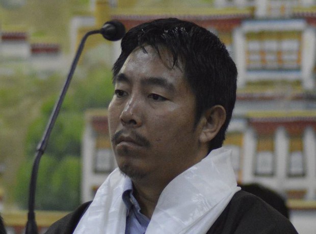 རྡེ་ར་ལྡུན་དུ་སྐུའི་འཁྲུངས་སྐར་སྲུང་བརྩི་ཞུ་རྒྱུའི་གྲ་སྒྲིག་བྱེད་བཞིན་པ།