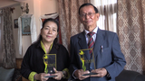 སྒང་ཏོག་དཔལ་ཁང་སློབ་གཉེར་ཁང་གི་སློབ་སྤྱི་དང་ཁོང་གི་བཟའ་ཟླ་རྣམ་གཉིས་ལ་འབྲས་ལྗོངས་གཞུང་ནས་ཤེས་ཡོན་གྱི་བྱ་དགའ་ཐོབ་ཡོད་པ།