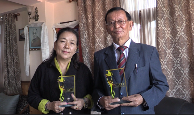 སྒང་ཏོག་དཔལ་ཁང་སློབ་གཉེར་ཁང་གི་སློབ་སྤྱི་དང་ཁོང་གི་བཟའ་ཟླ་རྣམ་གཉིས་ལ་འབྲས་ལྗོངས་གཞུང་ནས་ཤེས་ཡོན་གྱི་བྱ་དགའ་ཐོབ་ཡོད་པ། སྒང་ཏོག་དཔལ་ཁང་སློབ་གཉེར་ཁང་གི་སློབ་སྤྱི་དང་ཁོང་གི་བཟའ་ཟླ་རྣམ་གཉིས་ལ་འབྲས་ལྗོངས་གཞུང་ནས་ཤེས་ཡོན་གྱི་བྱ་དགའ་ཐོབ་ཡོད་པ།