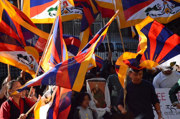 ཀྲོ་རོན་ཀྲོ་ནང་བོད་མི་ཚོས་རྒྱ་ནག་གིས་བོད་ཐོག་མུ་མཐུད་འཛིན་པའི་སྲིད་ཇུས་ལ་ངོ་རྒོལ། ཀྲོ་རོན་ཀྲོ་ནང་བོད་མི་ཚོས་རྒྱ་ནག་གིས་བོད་ཐོག་མུ་མཐུད་འཛིན་པའི་སྲིད་ཇུས་ལ་ངོ་རྒོལ།