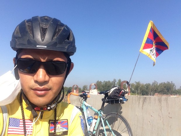 བོད་དོན་ལས་འགུལ་བ་རིན་པོ་ལགས་ཀྱིས་བཞུགས་སྒར་བར་རྐང་འཁོར་སྐོར་བསྐྱོད་བྱེད་བཞིན་པ། 