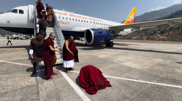 ས་སྐྱ་༸གོང་མ་༸ཁྲི་ཆེན་རིན་པོ་ཆེ་མཆོག་འབྲུག་ཡུལ་དུ་ཞབས་སོར་འཁོད་པ།