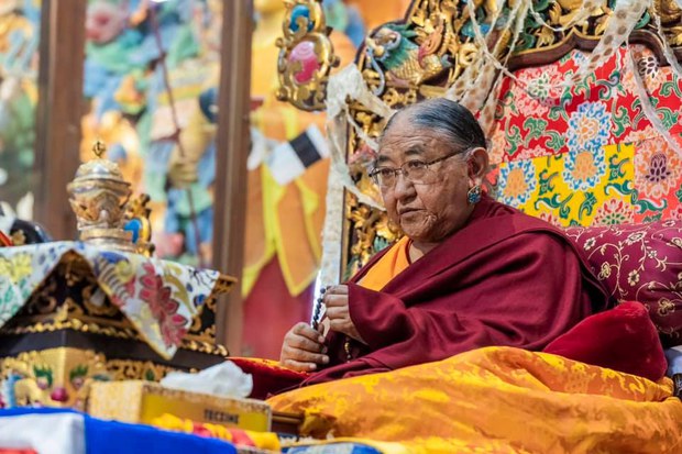 དཔལ་ས་སྐྱ་༧གོང་མ་ཁྲི་ཆེན་རིན་པོ་ཆེ་སྒང་ཏོག་ཏུ་ཞབས་སོར་འཁོད་པ།