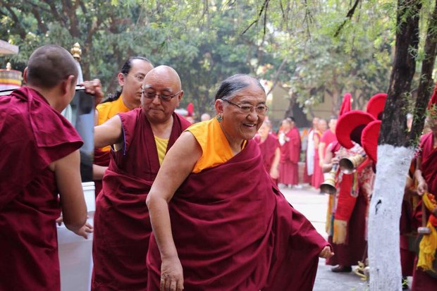 ས་སྐྱ་ཁྲི་ཆེན་རིན་པོ་ཆེ་རྒྱ་གར་ནང་ཞབས་སོར་འཁོད་པ། ས་སྐྱ་ཁྲི་ཆེན་རིན་པོ་ཆེ་རྒྱ་གར་ནང་ཞབས་སོར་འཁོད་པ།