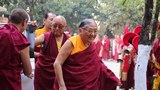 ས་སྐྱ་ཁྲི་ཆེན་རིན་པོ་ཆེ་རྒྱ་གར་ནང་ཞབས་སོར་འཁོད་པ།
