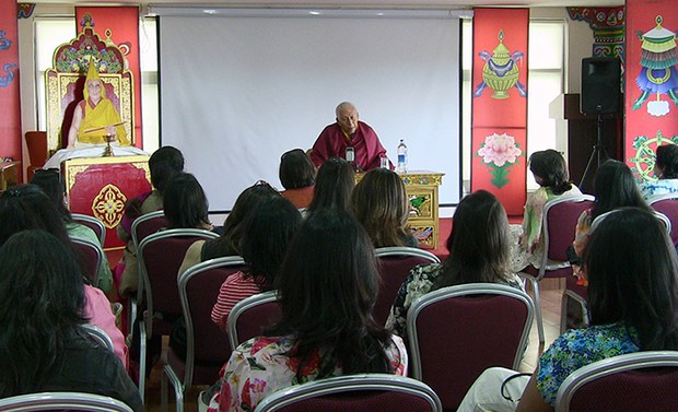 རྒྱ་གར་ཚོང་པའི་ལྷན་ཚོཊ་ཀྱི་འཐུས་མི་བུད་མེད༦༠ཙམ་ལ་ནང་ཆོས་ངོ་སྤྲོད། རྒྱ་གར་ཚོང་པའི་ལྷན་ཚོཊ་ཀྱི་འཐུས་མི་བུད་མེད༦༠ཙམ་ལ་ནང་ཆོས་ངོ་སྤྲོད།