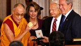 ཁེ་ན་ཌའི་ནང་༧གོང་ས་མཆོག་ལ་གསེར་གྱི་གཟེངས་རྟགས་འབུལ་བཞེས་མཛད་པའི་མཛད་སྒོ་འཚོགས་པ།