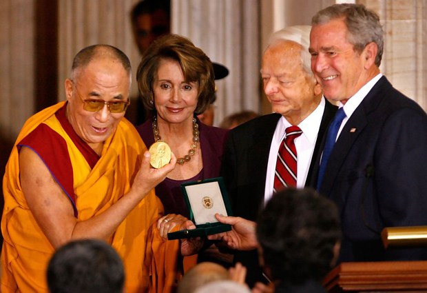 ཁེ་ན་ཌའི་ནང་༧གོང་ས་མཆོག་ལ་གསེར་གྱི་གཟེངས་རྟགས་འབུལ་བཞེས་མཛད་པའི་མཛད་སྒོ་འཚོགས་པ། ཁེ་ན་ཌའི་ནང་༧གོང་ས་མཆོག་ལ་གསེར་གྱི་གཟེངས་རྟགས་འབུལ་བཞེས་མཛད་པའི་མཛད་སྒོ་འཚོགས་པ།