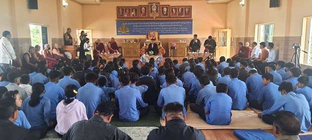 ཆོས་ཀྱི་གོ་དོན་དང་མཚུངས་པའི་ནང་བསམ་བློ་བཅོས་འགྱུར་གྱིས་མི་ཚེ་དོན་ལྡན་ཞིག་ཡོངས་ཐབས་སུ་འབད་བརྩོན་དགོས་པའི་སྐོར་གསུངས་བ། ཆོས་ཀྱི་གོ་དོན་དང་མཚུངས་པའི་ནང་བསམ་བློ་བཅོས་འགྱུར་གྱིས་མི་ཚེ་དོན་ལྡན་ཞིག་ཡོངས་ཐབས་སུ་འབད་བརྩོན་དགོས་པའི་སྐོར་གསུངས་བ།