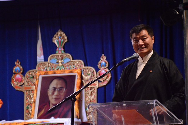 སྲིད་སྐྱོང་ནས་ཁེ་ཎ་ཌའི་བོད་མིར་གཏམ་བཤད།