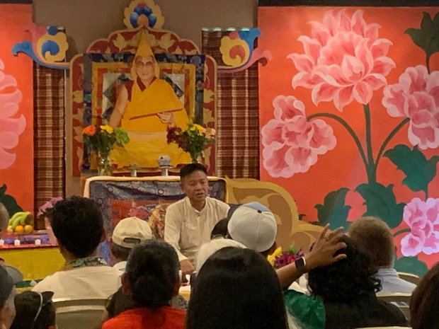 སིད་སྐྱོང་མཆོག་གིས་ཨ་རིའི་བྱང་ཤར་ཁུལ་གྱི་བོད་མི་རྣམས་དང་མཇལ་འཕྲད་གནང་བ།