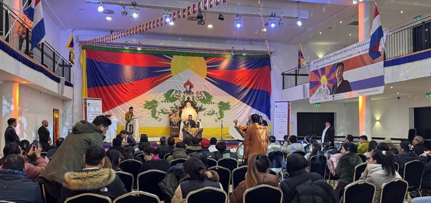 སྲིད་སྐྱོང་མཆོག་གི་ཨེམསྚར་ཌེམ་ནང་གི་བོད་མིར་གཏམ་བཤད་གནང་བ།