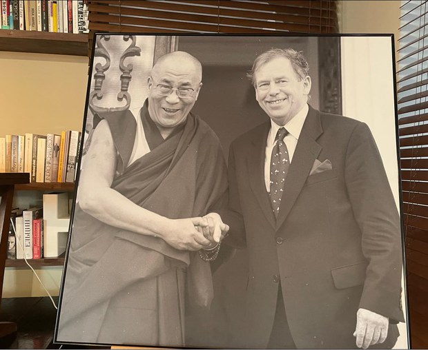 སྲིད་སྐྱོང་མཆོག་ཧ་ཝེལ་དཔེ་མཛོད་ཁང་དུ་ཕེབས་པ།